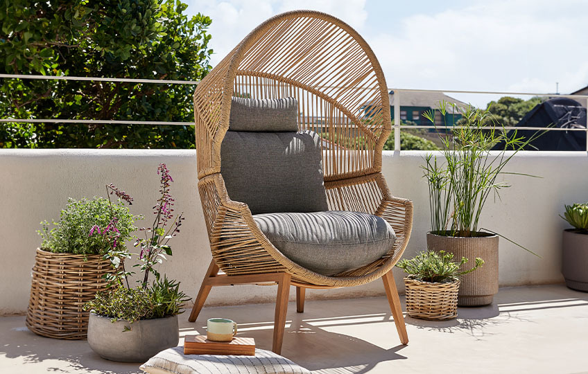 HALVREBENE made with polyrattan and polyester cushions Garden lounge chair with canopy or shade made with plastic rattan