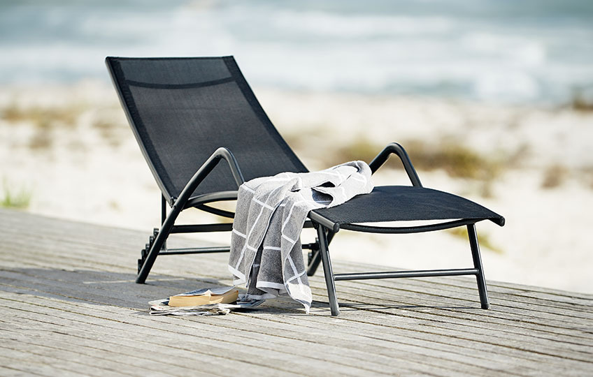 Black sun lounger NORDSTRAND with grey throw Outdoor sun lounger with grey throw