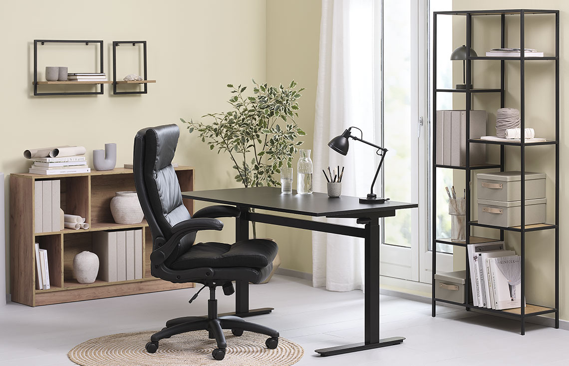KASTBJERG office chair, LUNDTOFT standing desk and TRAPPEDAL shelving unit Office chair with a high back, standing desk and shelving units in a home office