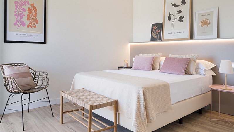 Read more about JYSK B2B's work with LAN SUITES A bright and colorful hotel room, decorated and furnished with JYSK products