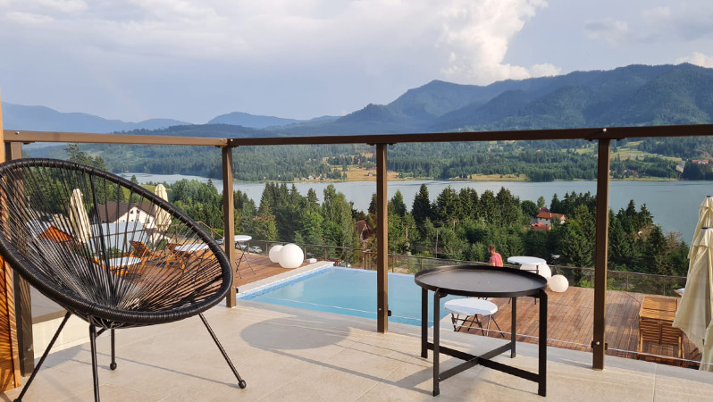 Read more about JYSK B2B's work with Panoramic An outdoor area with a comfortable, JYSK lounge chair, overlooking the mountains and the lake