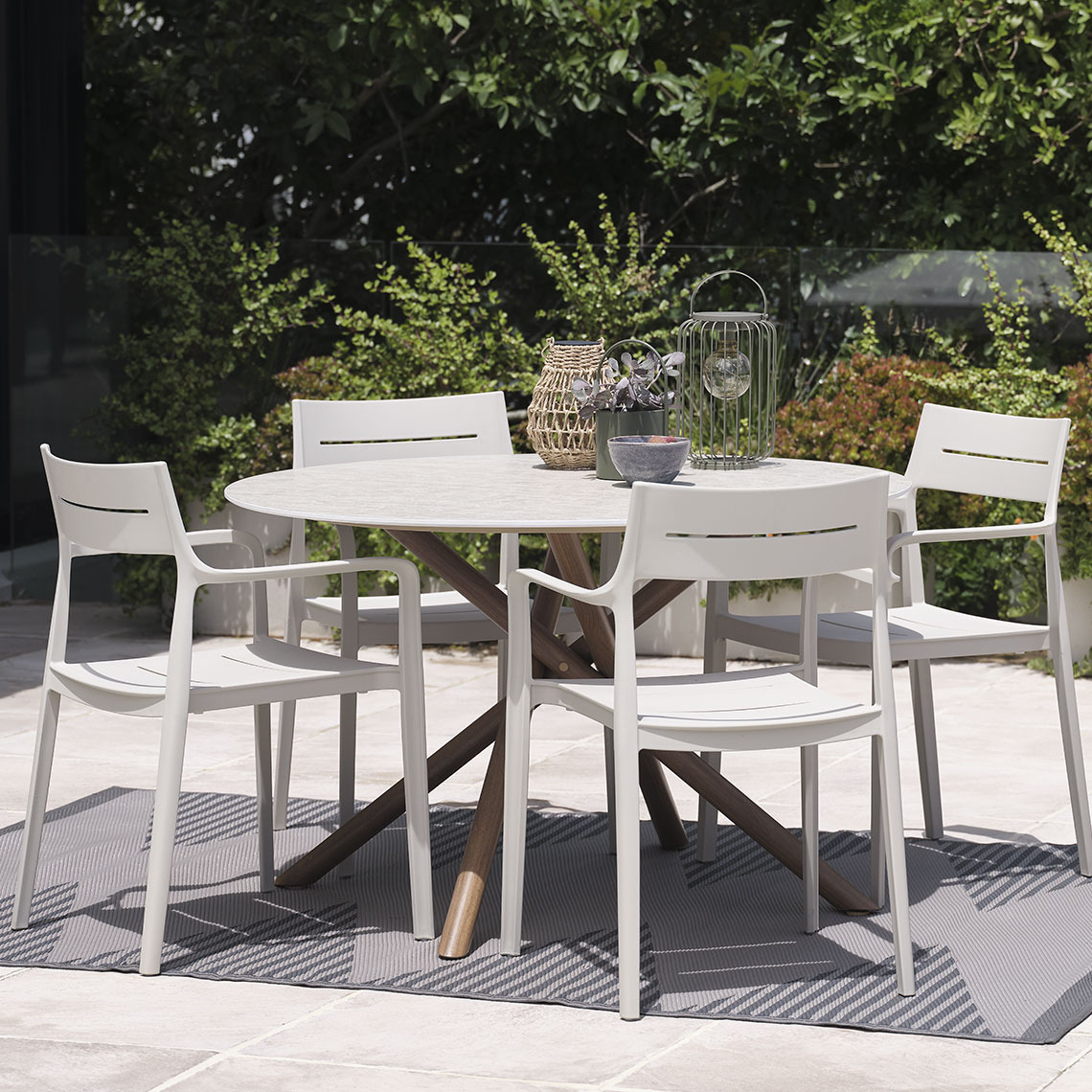 SANDVIG garden table and INGSTRUP garden chairs Round garden table and outdoor chairs on patio in garden