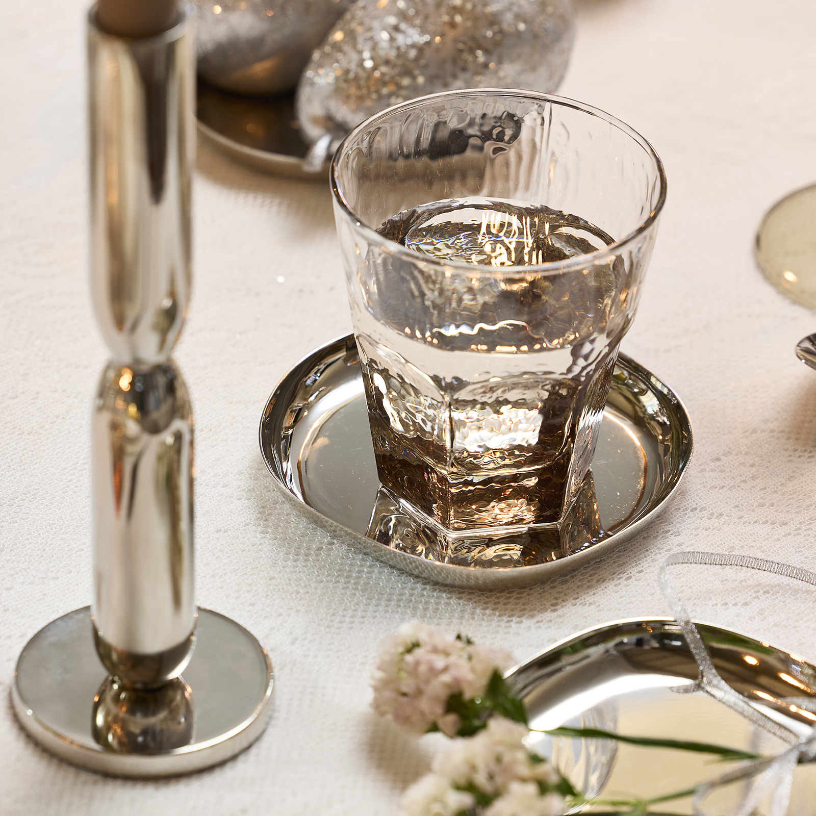 GUNVALD drinking glass Drinking glass on silver coloured coaster on dinner table