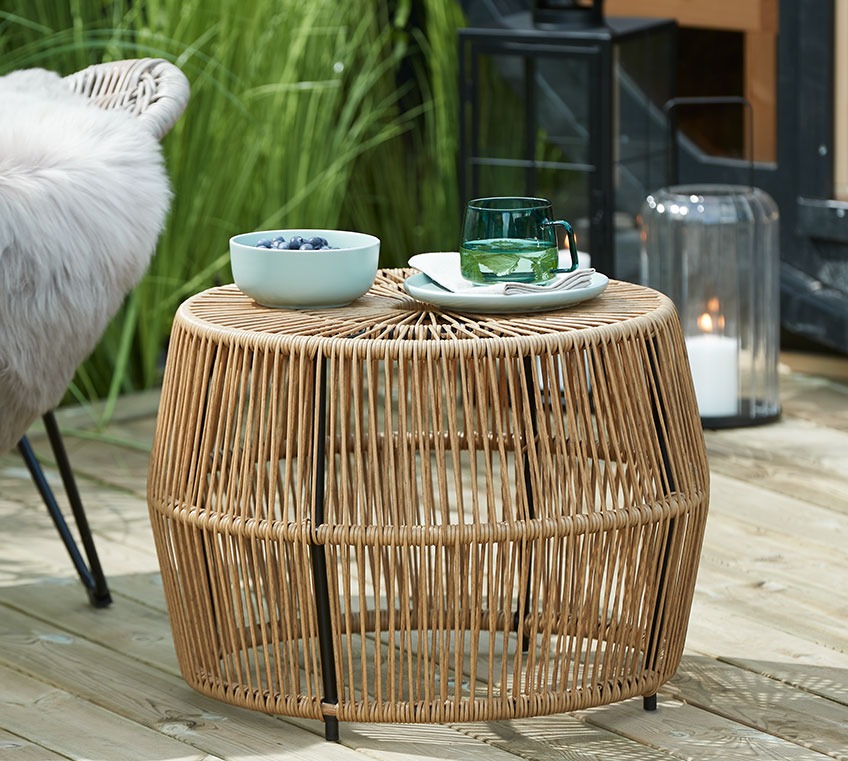 JUNGLEDAL side table with ANDERS mug Rattan side table with a bowl and a glass mug