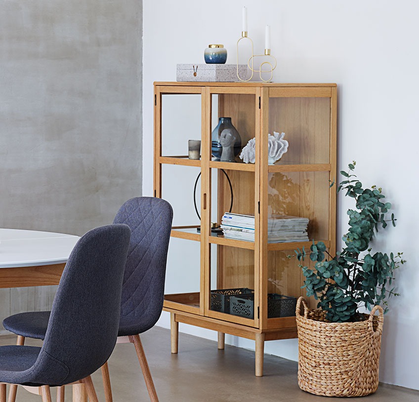 LANGELINIE display cabinet in oak, oak veneer and glass Glass cabinet with shelves out of glass against a white wall in a dining room
