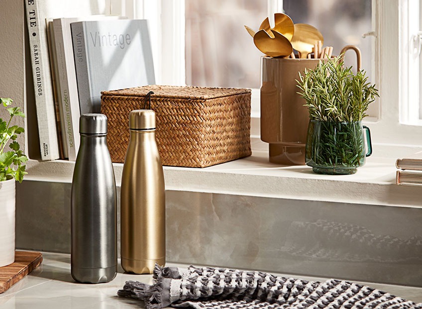 YNGVE storage jar with ASKE salad servers in gold look, HENRIK thermal drinking bottles, ALVIN storage box and EL tea towel Thermal drinking bottles, storage box and storage jar with salad servers in a kitchen