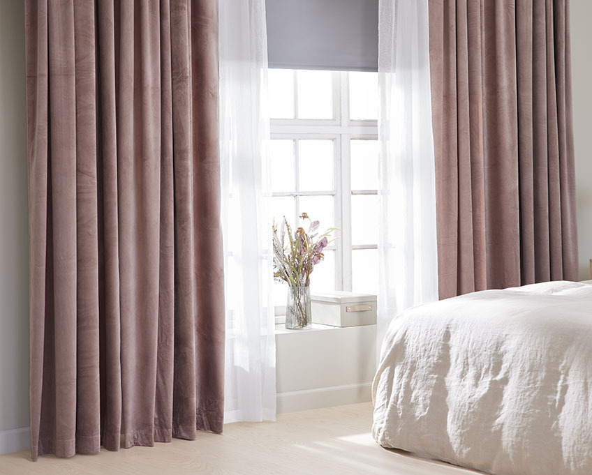 AUSTRA ready-made curtains and BOLGA roller blinds in a bedroom Ready-made curtains in a bedroom